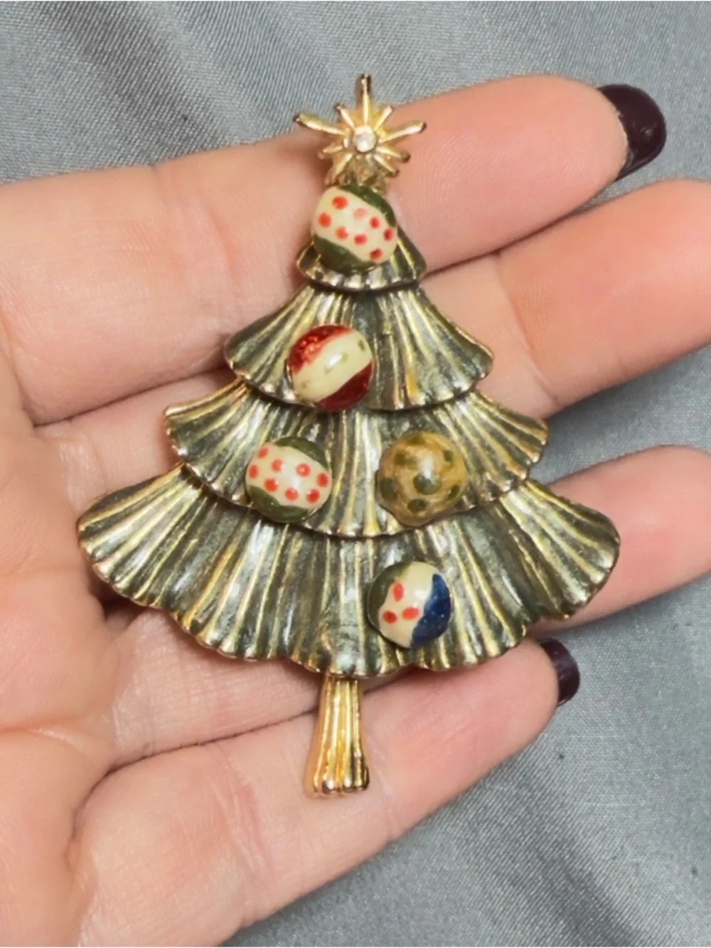 Vintage Enamel Christmas Tree Brooch Gold Tone Textured Holiday Pin 2.7